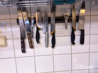Bänkar, vaskar, hyllor, kaffebryggare m.m.