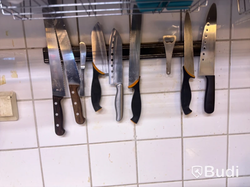 Bänkar, vaskar, hyllor, kaffebryggare m.m.