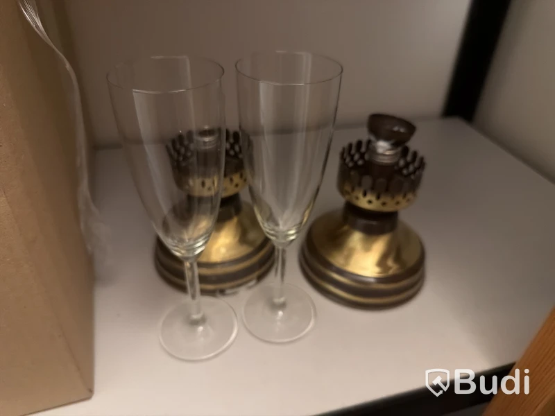 Porslin, glas, hyllor, lådor m.m.