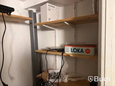 Porslin, glas, hyllor, lådor m.m.