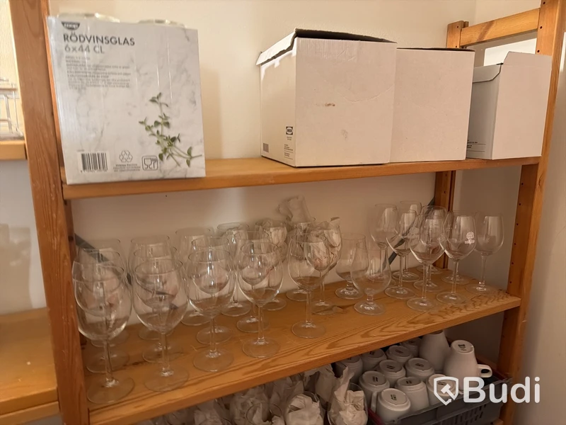 Porslin, glas, hyllor, lådor m.m.