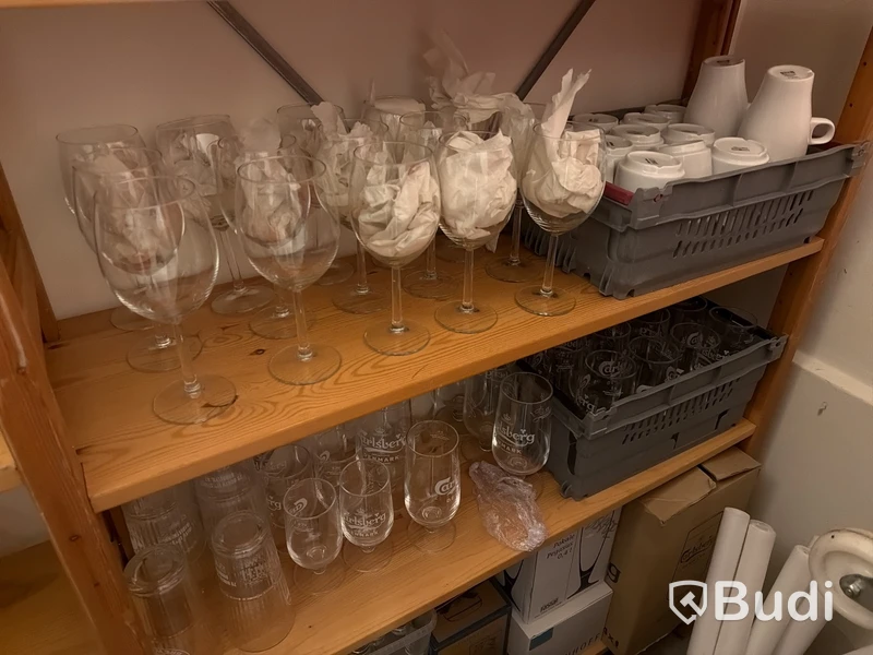 Porslin, glas, hyllor, lådor m.m.