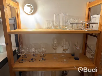 Porslin, glas, hyllor, lådor m.m.