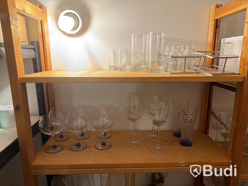 Porslin, glas, hyllor, lådor m.m.