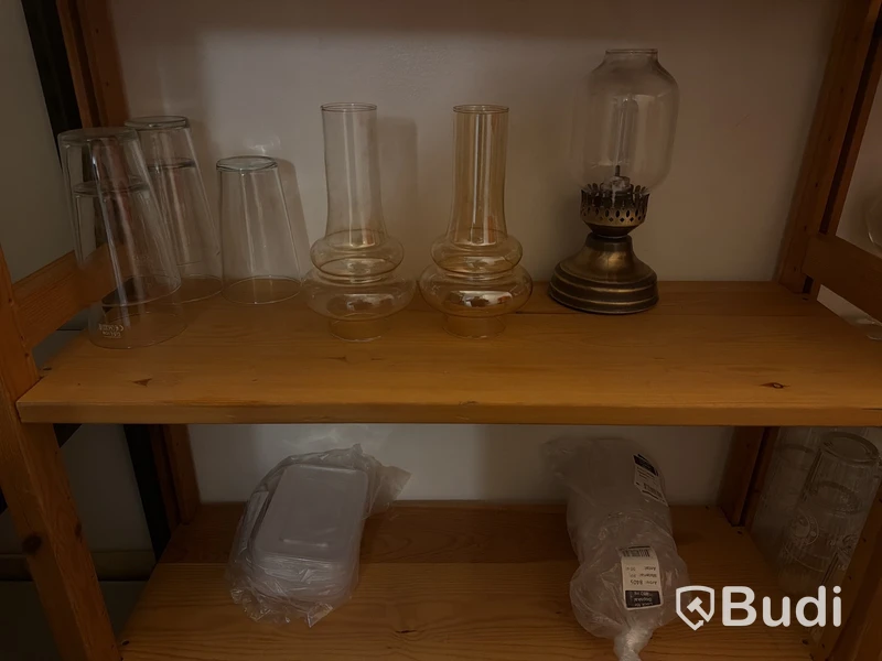 Porslin, glas, hyllor, lådor m.m.