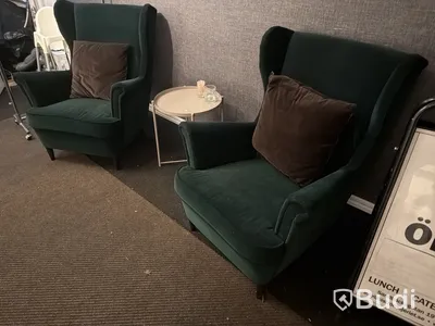 2 st fåtöljer och bord