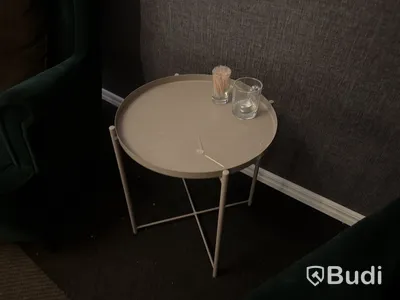 2 st fåtöljer och bord