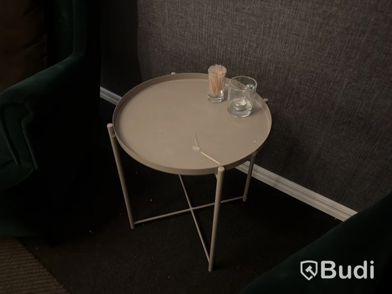 2 st fåtöljer och bord