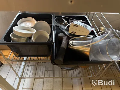 Rostfri bänk med innehåll