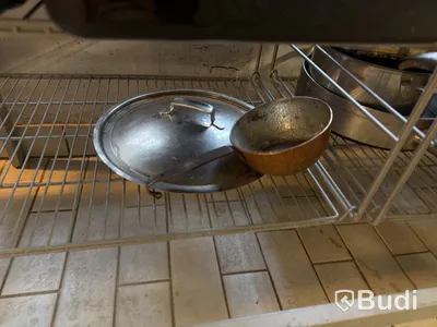 Rostfri bänk med innehåll