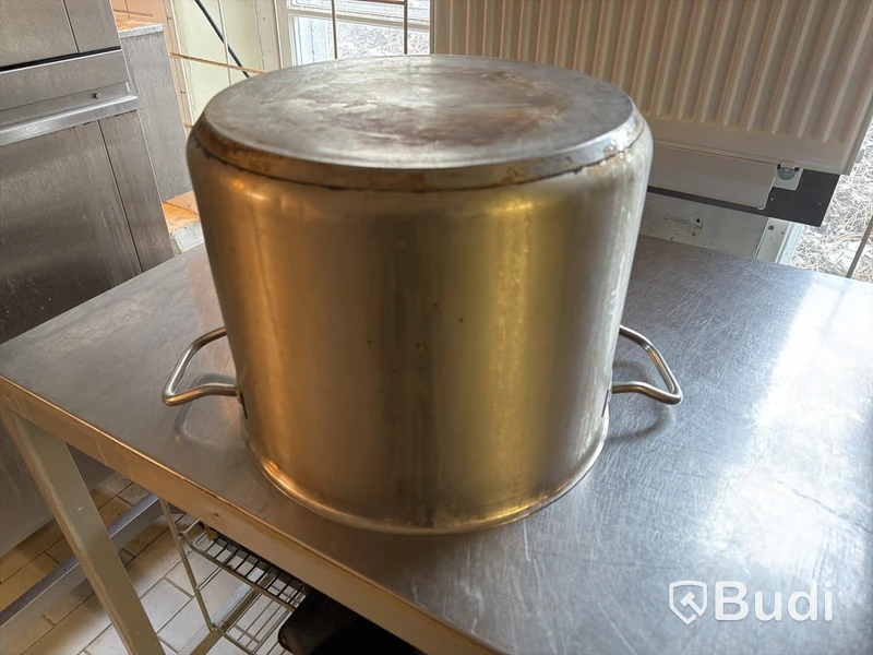 Rostfri bänk med innehåll