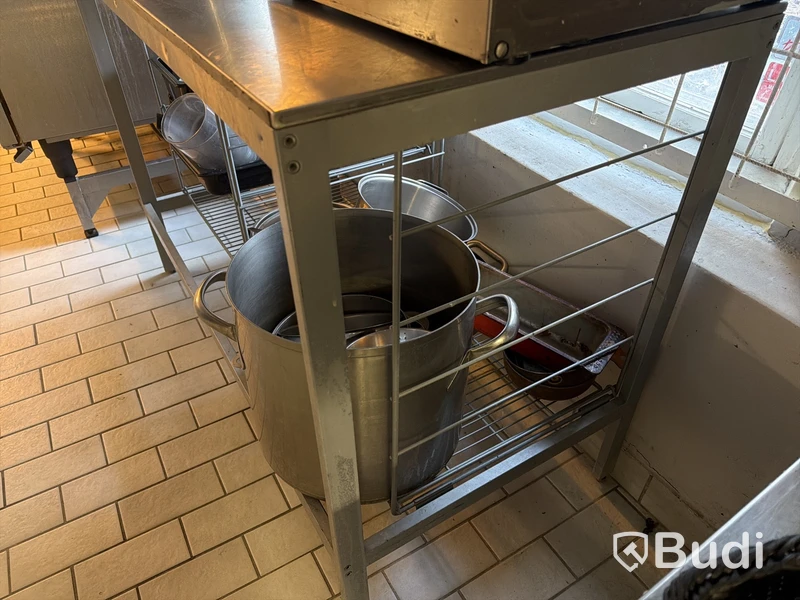 Rostfri bänk med innehåll