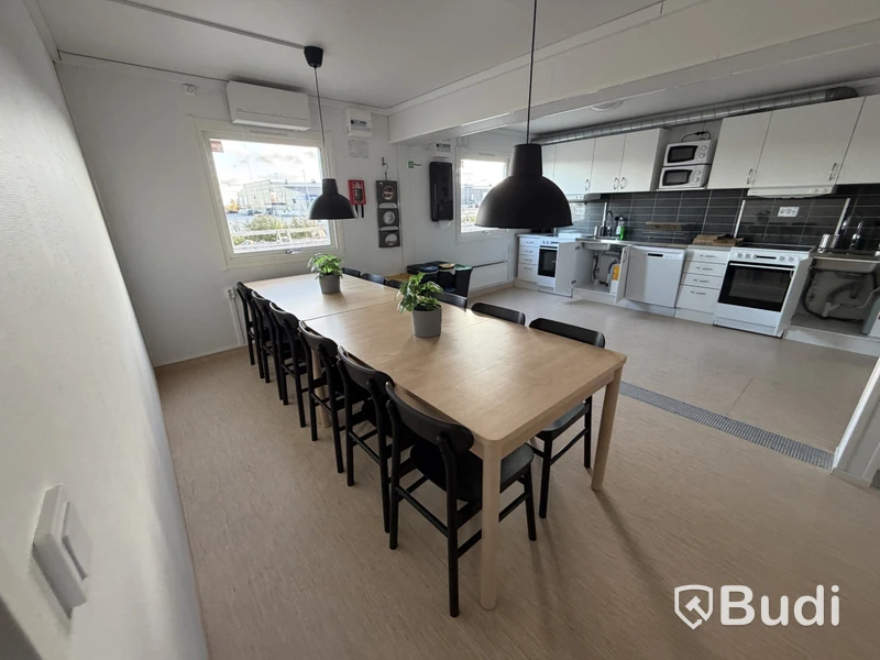 Bodetablering/Servicelänga bestående av 9 st bodar. Kök, samfällighetsytor samt tvättstuga. Etablering: Dublin