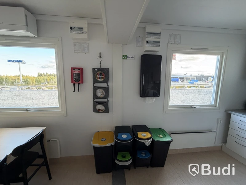 Bodetablering/Servicelänga bestående av 9 st bodar. Kök, samfällighetsytor samt tvättstuga. Etablering: Dublin