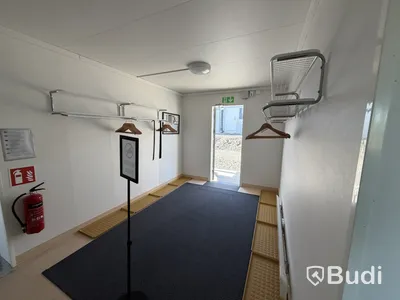 Bodetablering/Servicelänga bestående av 9 st bodar. Kök, samfällighetsytor samt tvättstuga. Etablering: Dublin