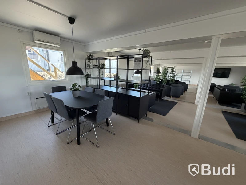 Bodetablering/Servicelänga bestående av 9 st bodar. Kök, samfällighetsytor samt tvättstuga. Etablering: Dublin