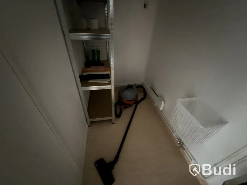 Bodetablering/Servicelänga bestående av 9 st bodar. Kök, samfällighetsytor samt tvättstuga. Etablering: Dublin