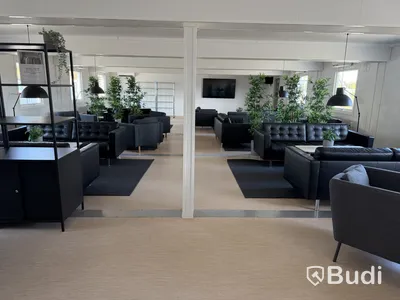 Bodetablering/Servicelänga bestående av 9 st bodar. Kök, samfällighetsytor samt tvättstuga. Etablering: Dublin