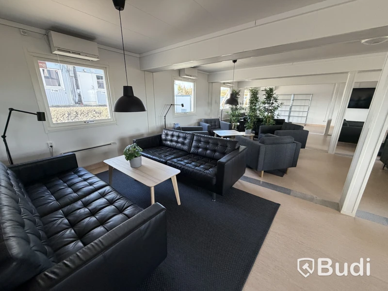 Bodetablering/Servicelänga bestående av 9 st bodar. Kök, samfällighetsytor samt tvättstuga. Etablering: Dublin