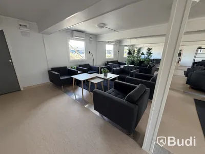 Bodetablering/Servicelänga bestående av 9 st bodar. Kök, samfällighetsytor samt tvättstuga. Etablering: Berlin