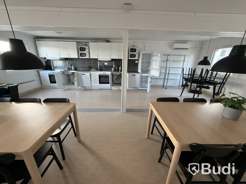 Bodetablering/Servicelänga bestående av 9 st bodar. Kök, samfällighetsytor samt tvättstuga. Etablering: Berlin