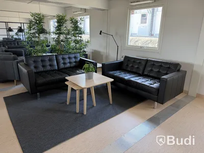 Bodetablering/Servicelänga bestående av 9 st bodar. Kök, samfällighetsytor samt tvättstuga. Etablering: Berlin