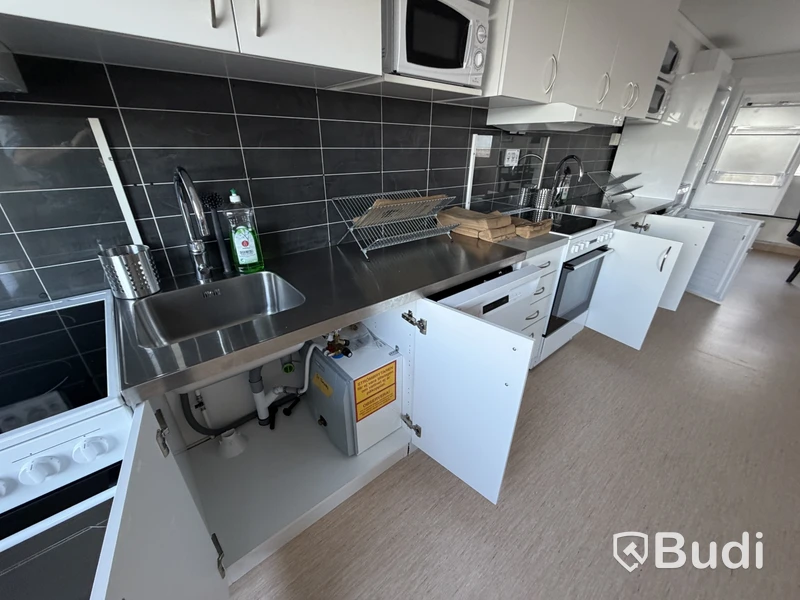 Bodetablering/Servicelänga bestående av 9 st bodar. Kök, samfällighetsytor samt tvättstuga. Etablering: Berlin