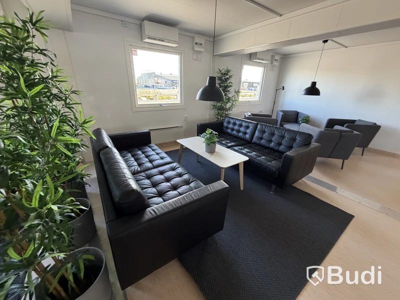 Bodetablering/Servicelänga bestående av 9 st bodar. Kök, samfällighetsytor samt tvättstuga. Etablering: Berlin