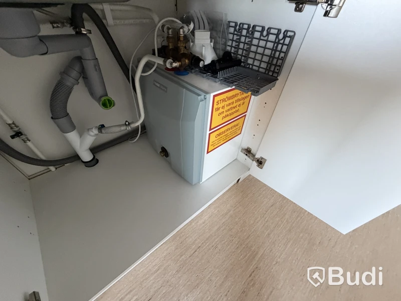 Bodetablering/Servicelänga bestående av 9 st bodar. Kök, samfällighetsytor samt tvättstuga. Etablering: Berlin