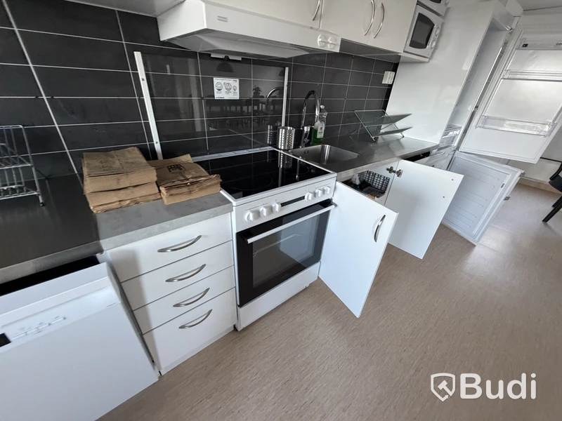 Bodetablering/Servicelänga bestående av 9 st bodar. Kök, samfällighetsytor samt tvättstuga. Etablering: Berlin