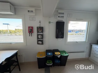 Bodetablering/Servicelänga bestående av 9 st bodar. Kök, samfällighetsytor samt tvättstuga. Etablering: Berlin