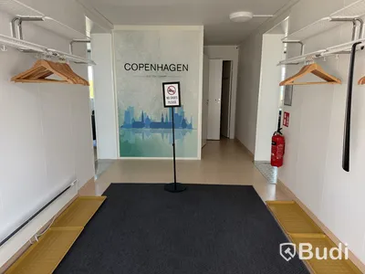 Bodetablering/Servicelänga bestående av 9 st bodar. Kök, samfällighetsytor samt tvättstuga. Etablering: Berlin