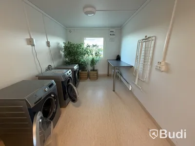 Bodetablering/Servicelänga bestående av 9 st bodar. Kök, samfällighetsytor samt tvättstuga. Etablering: Berlin