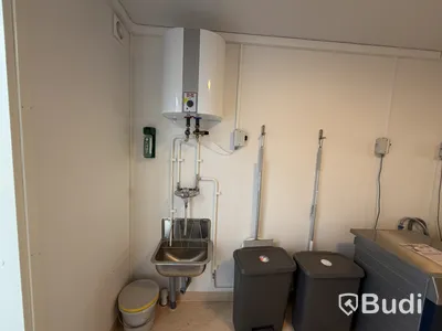 Bodetablering/Servicelänga bestående av 9 st bodar. Kök, samfällighetsytor samt tvättstuga. Etablering: Berlin