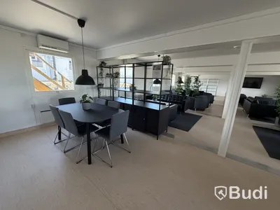 Bodetablering/Servicelänga bestående av 9 st bodar. Kök, samfällighetsytor samt tvättstuga. Etablering: Berlin