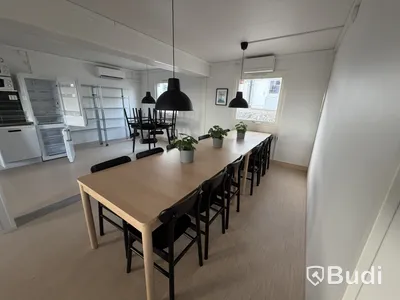 Bodetablering/Servicelänga bestående av 9 st bodar. Kök, samfällighetsytor samt tvättstuga. Etablering: Berlin