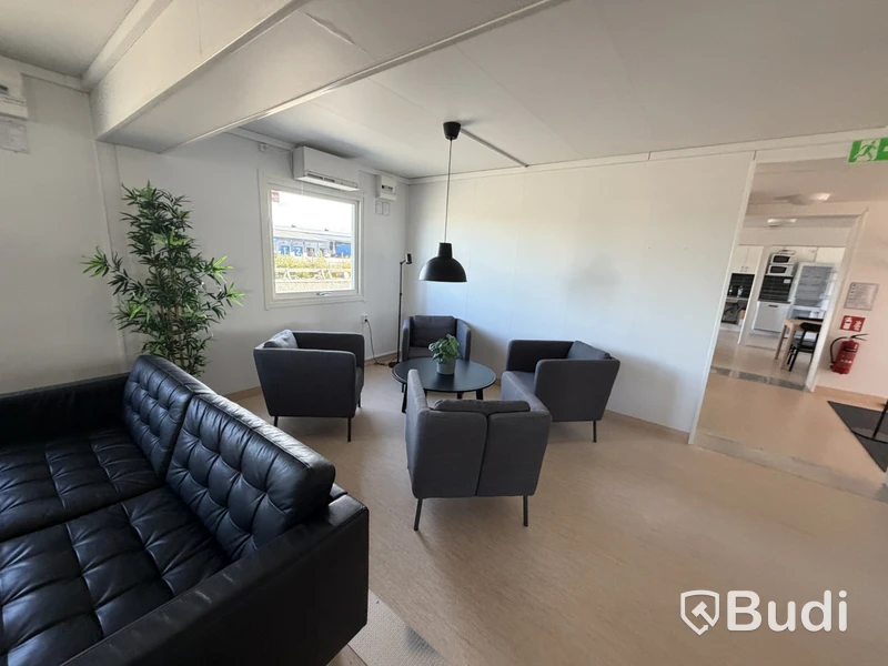 Bodetablering/Servicelänga bestående av 9 st bodar. Kök, samfällighetsytor samt tvättstuga. Etablering: Berlin