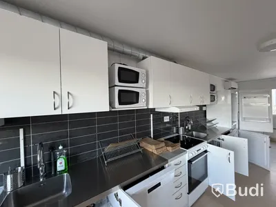 Bodetablering/Servicelänga bestående av 9 st bodar. Kök, samfällighetsytor samt tvättstuga. Etablering: Berlin