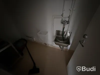 Bodetablering/Servicelänga bestående av 9 st bodar. Kök, samfällighetsytor samt tvättstuga. Etablering: Berlin