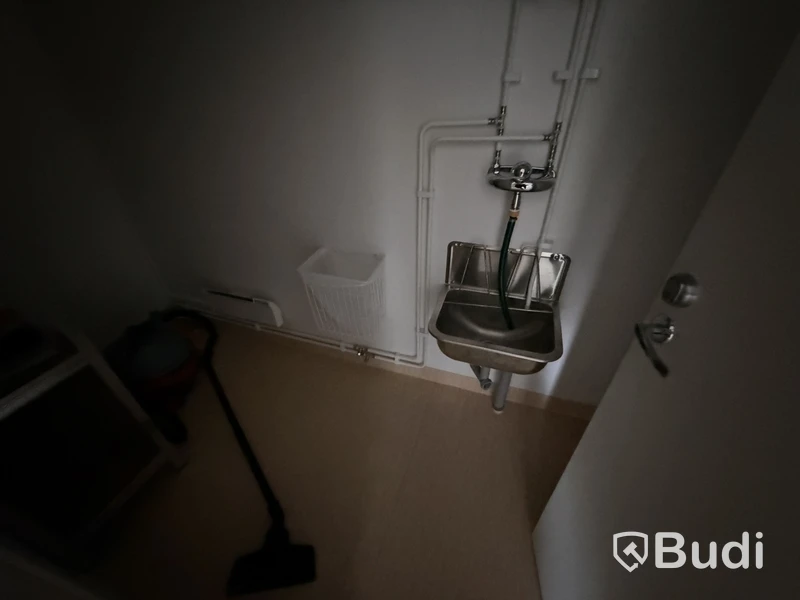 Bodetablering/Servicelänga bestående av 9 st bodar. Kök, samfällighetsytor samt tvättstuga. Etablering: Berlin