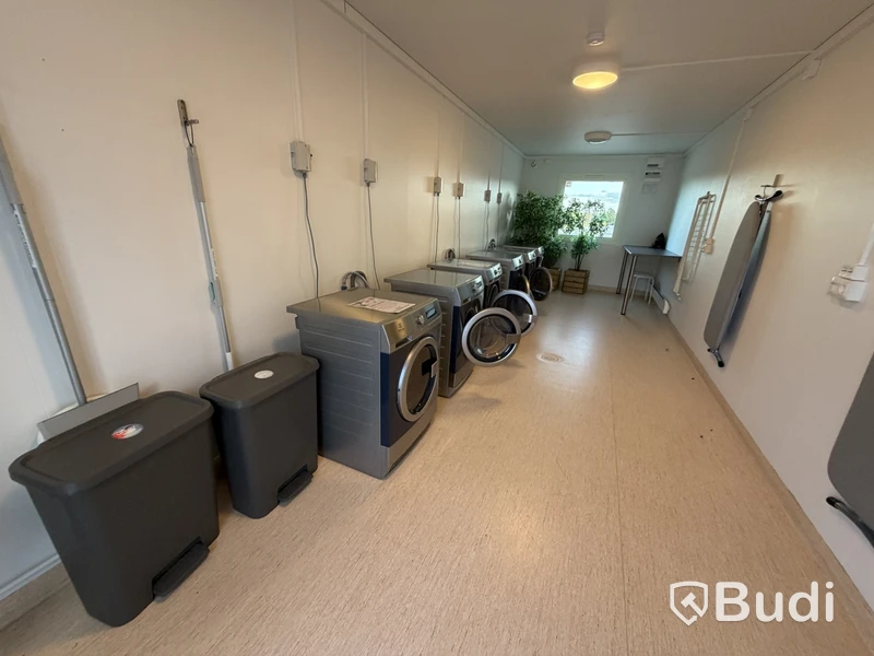 Bodetablering/Servicelänga bestående av 9 st bodar. Kök, samfällighetsytor samt tvättstuga. Etablering: Berlin