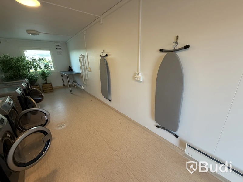 Bodetablering/Servicelänga bestående av 9 st bodar. Kök, samfällighetsytor samt tvättstuga. Etablering: Berlin