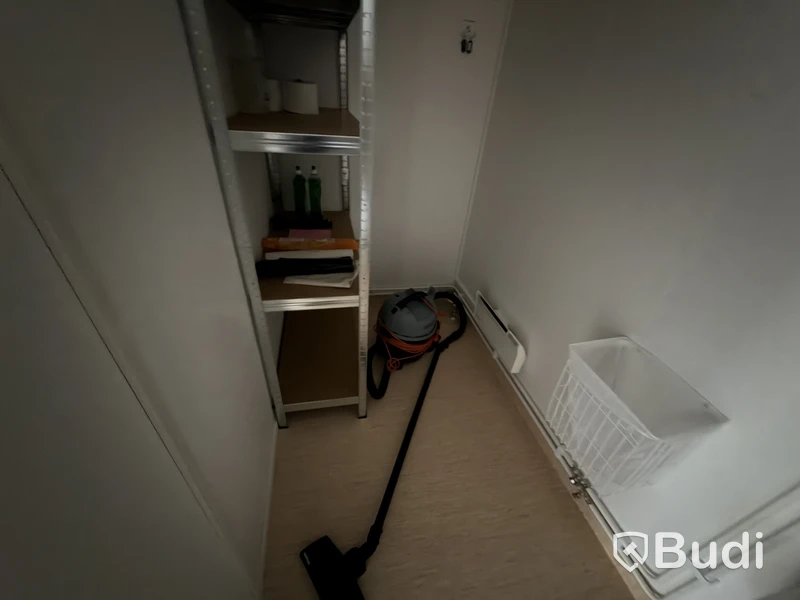 Bodetablering/Servicelänga bestående av 9 st bodar. Kök, samfällighetsytor samt tvättstuga. Etablering: Berlin