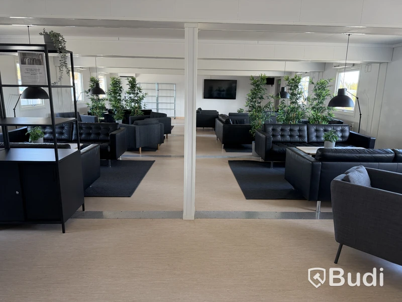 Bodetablering/Servicelänga bestående av 9 st bodar. Kök, samfällighetsytor samt tvättstuga. Etablering: Berlin