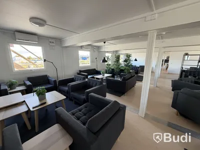Bodetablering/Servicelänga bestående av 9 st bodar. Kök, samfällighetsytor samt tvättstuga. Etablering: Berlin