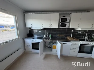Bodetablering/Servicelänga bestående av 9 st bodar. Kök, samfällighetsytor samt tvättstuga. Etablering: Berlin