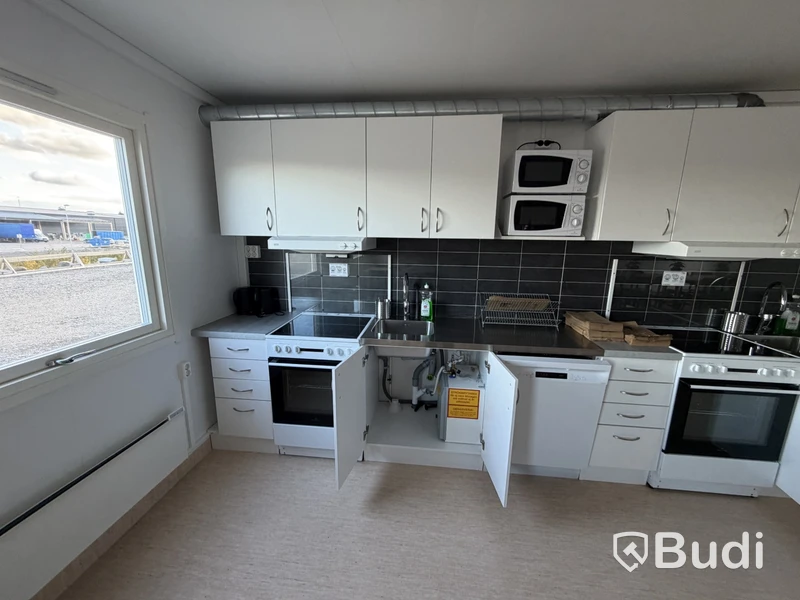 Bodetablering/Servicelänga bestående av 9 st bodar. Kök, samfällighetsytor samt tvättstuga. Etablering: Berlin