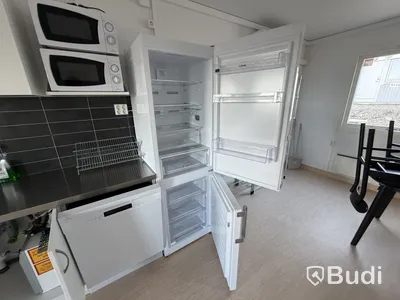 Bodetablering/Servicelänga bestående av 9 st bodar. Kök, samfällighetsytor samt tvättstuga. Etablering: Berlin