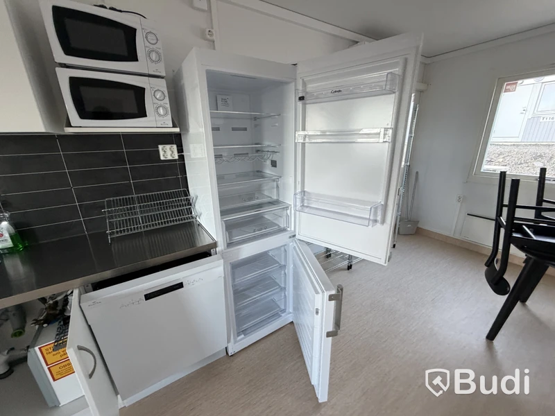 Bodetablering/Servicelänga bestående av 9 st bodar. Kök, samfällighetsytor samt tvättstuga. Etablering: Berlin