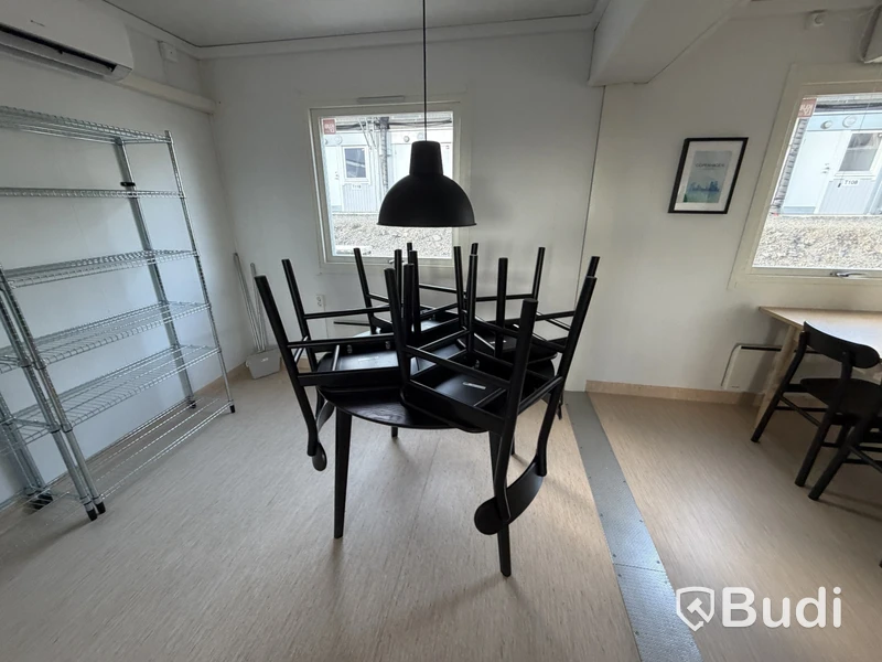 Bodetablering/Servicelänga bestående av 9 st bodar. Kök, samfällighetsytor samt tvättstuga. Etablering: Berlin
